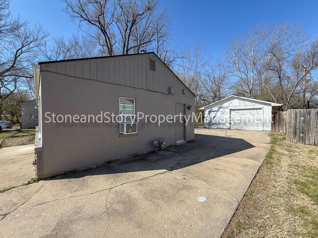 Building Photo - 2 bedroom 1 bath