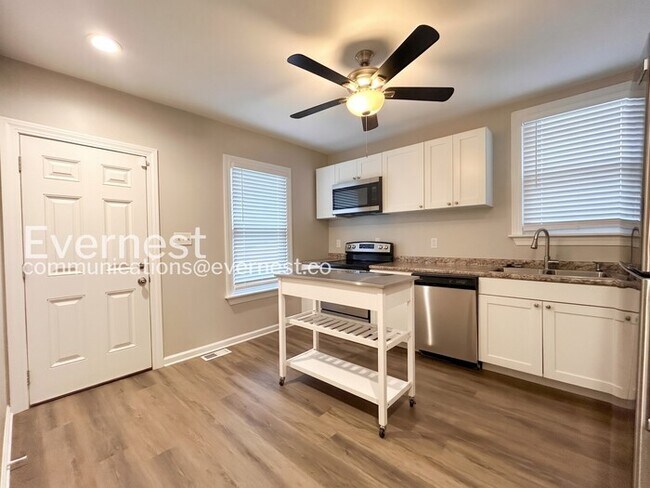 Building Photo - 3 Bed/2 Bath Home with Fenced Yard / Pet-Friendly / Vouchers Accepted / Available Now!