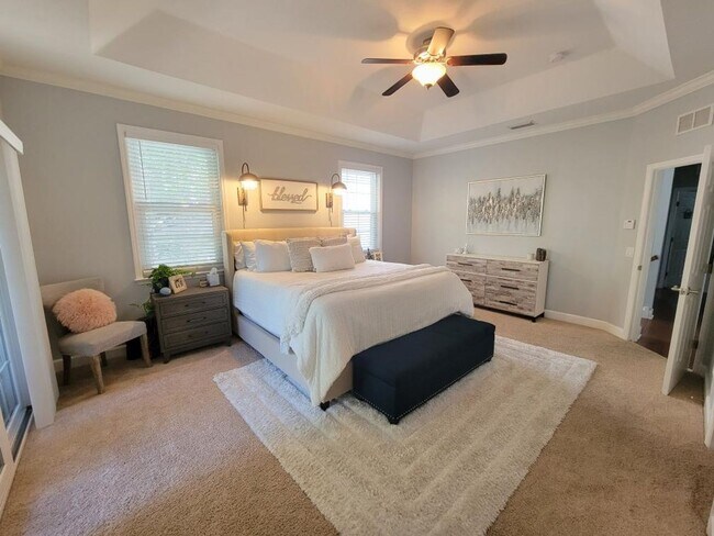 Building Photo - Fully Renovated Large 3 Bed 2.5 Bath 2 Car Garage Townhouse in Perfect Location