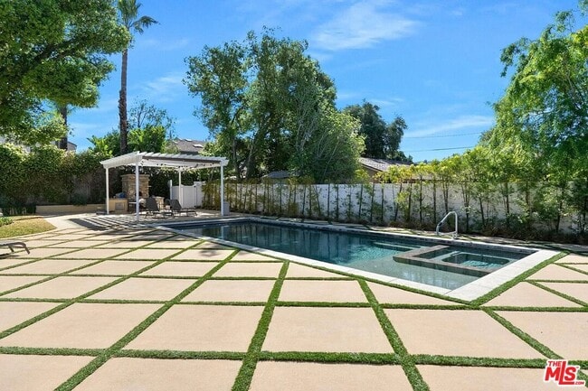 Building Photo - 5086 Avenida Hacienda