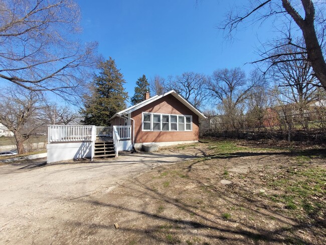 Building Photo - Four bedroom home on Indianola Ave with la...