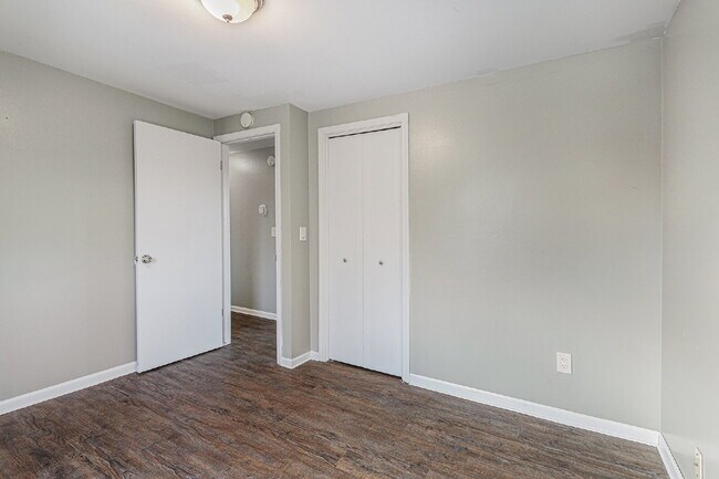 Building Photo - 2 Bedroom Newly Updated Apartment Rental - $950.Month