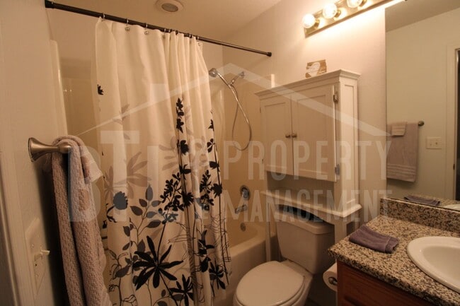 Building Photo - Beautiful 3-Bedroom Home Near the Branson Strip