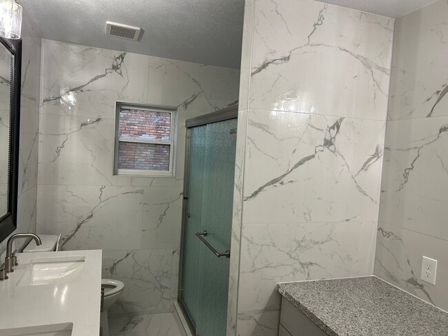 Building Photo - 2266 W Oak St