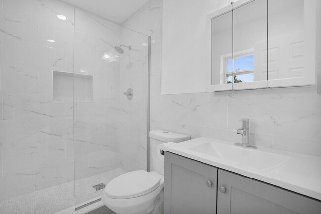 Building Photo - 865 SE Tierra Ct