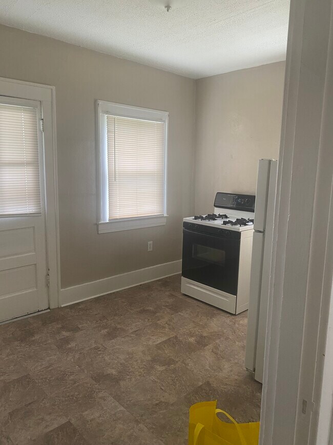 Building Photo - 2209 Crittenden Dr