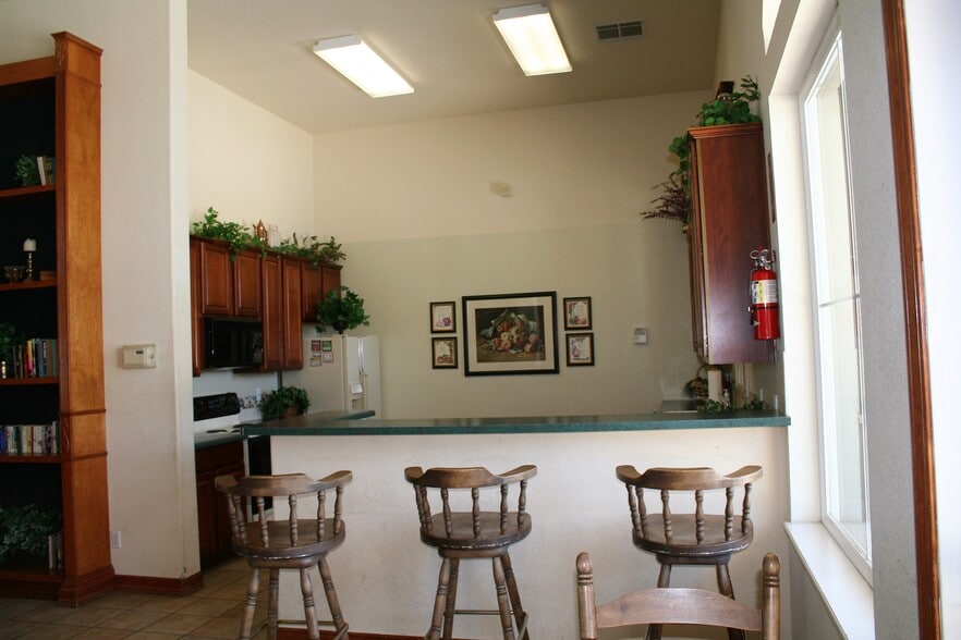 Clubhouse Kitchen - 3810 Strawberry Field Grv