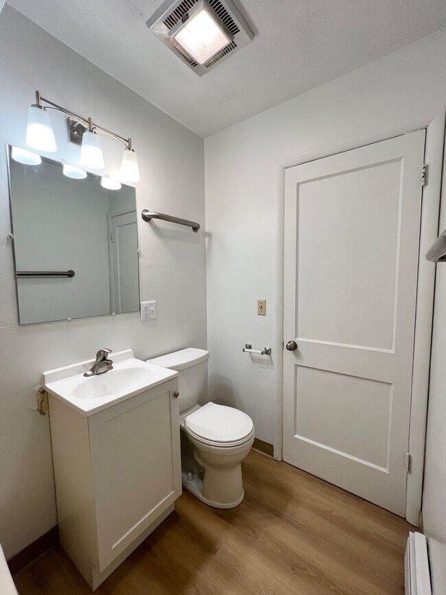 Building Photo - 1 Bedroom Apartment AVAILABLE JUNE!!!