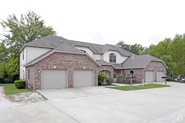 Building Photo - 529 E Miracle Dr