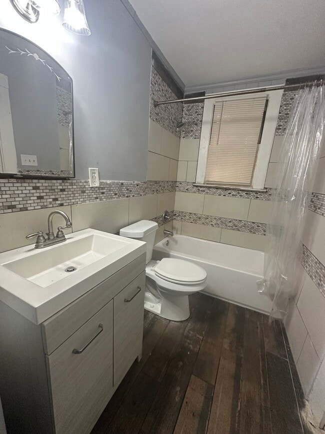 Building Photo - Remolded 2 bedroom 1 bath over a huge 2 car garage