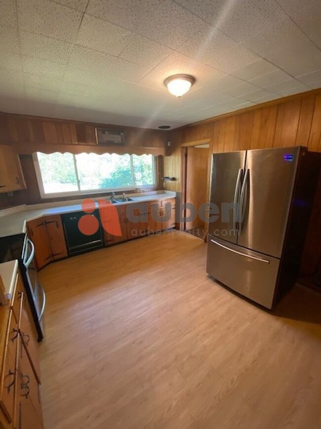 Building Photo - 3 Bedroom 2 Bathroom with Spacious Lot! $3...