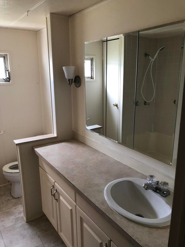 Building Photo - 215 Holiday Park Blvd NE