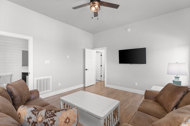 Building Photo - 219 Auttie Cir