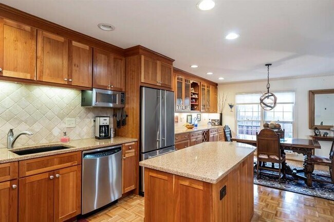 Building Photo - 1105 Clairemont Ave