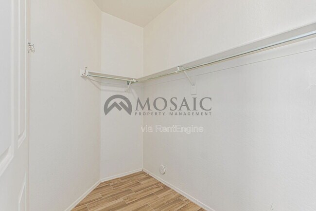 Building Photo - 105 E Piccolo Ct