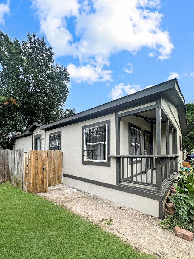 Building Photo - 11914 Kingslake Forest Dr