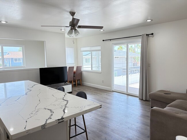 Building Photo - Large 5 Bedroom Home