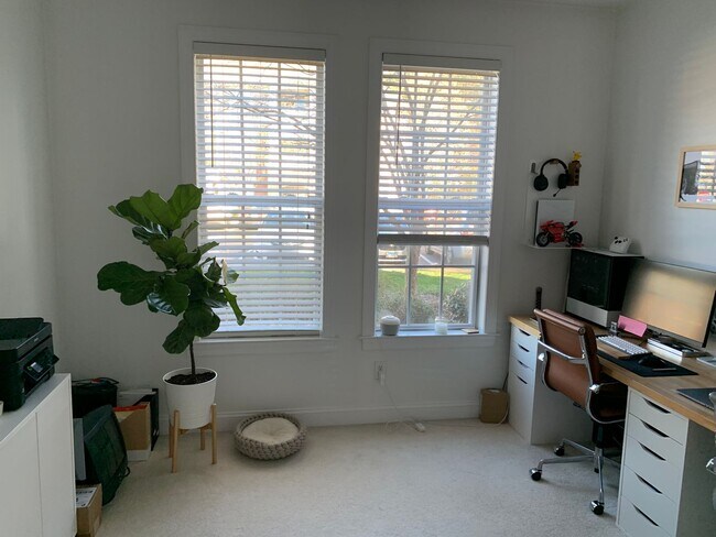 Building Photo - Ground Level 2-bed, 2-bath Condo in Provid...
