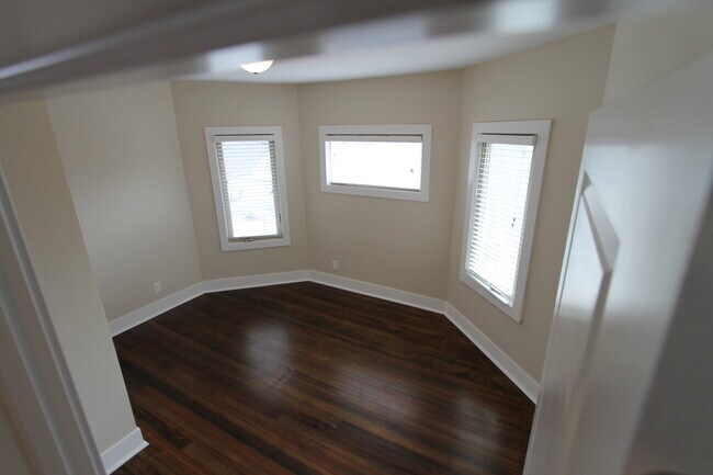 Building Photo - HUGE Historic Home with amazing fenced in yard and golf course views!