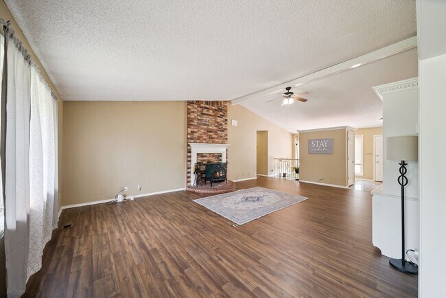 Building Photo - House for Rent 3 Bedrooms 2 Bath !!!!!