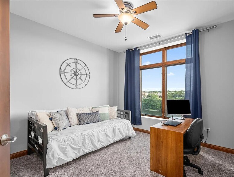 Building Photo - 160 S River St