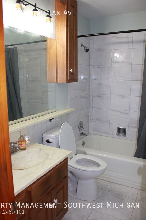 Building Photo - Newly updated 2 bedroom, 1 bath unit in St...