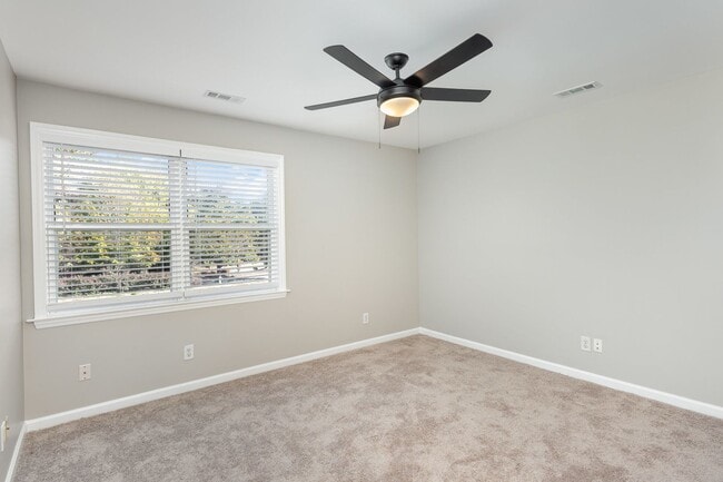 Building Photo - Newly Updated Townhome with Minutes Walk t...
