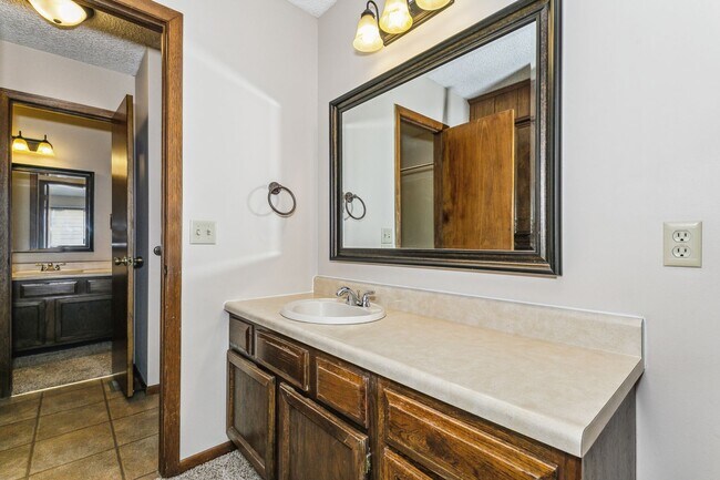 Building Photo - 2405 S Capri St