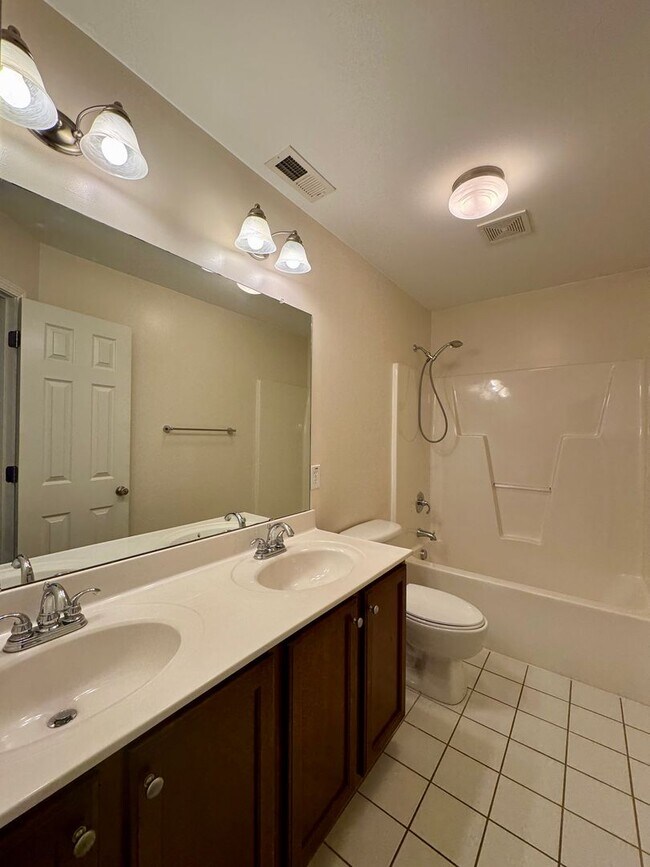 Building Photo - The Oaks at Westgate