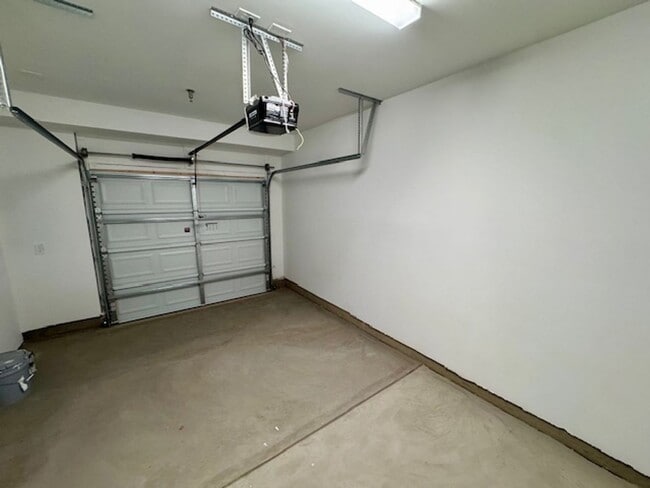 Building Photo - Modern Elegance in Prime North Raleigh!