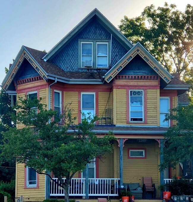 Primary Photo - 1202 Brady St