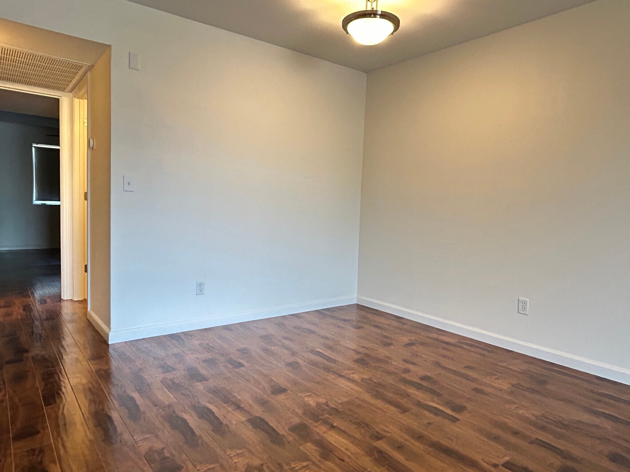 Building Photo - 740 W Elm St