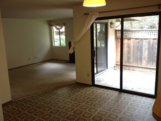 Building Photo - Walk to UC