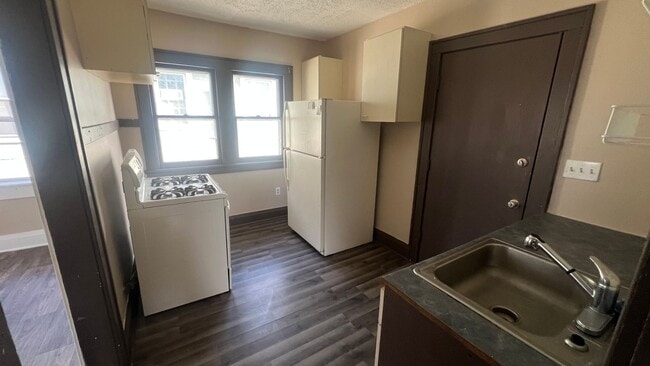 Building Photo - 2421-2423 W Finn Pl