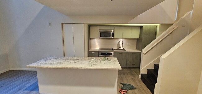 Building Photo - 1944 State St