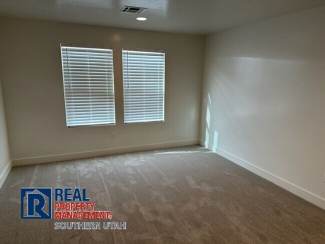 Building Photo - Townhome in South Desert