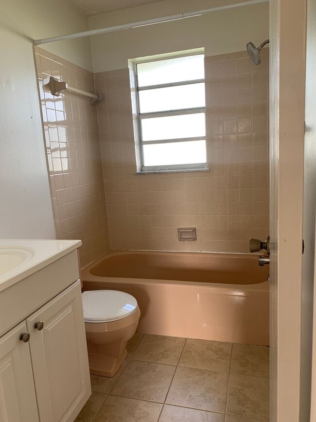 Building Photo - RENTAL HOME  IN THE FLORESTA AREA 2 BEDROOM 2 BATH SINGLE CAR GARAGE