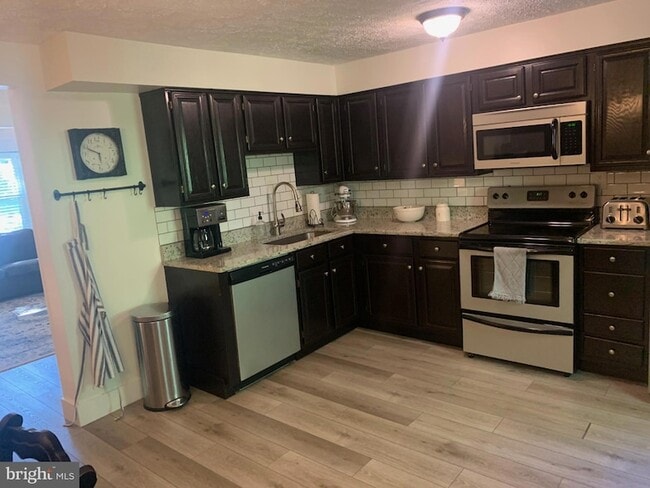 Building Photo - 9953 Valley Park Dr