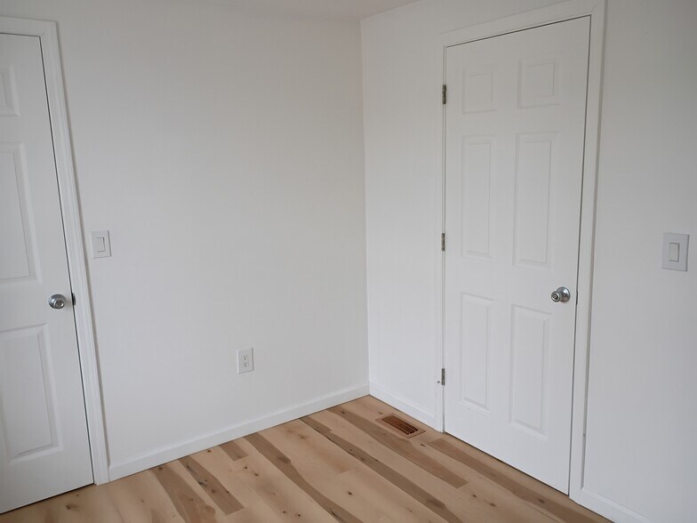 Building Photo - 121 Eldredge St