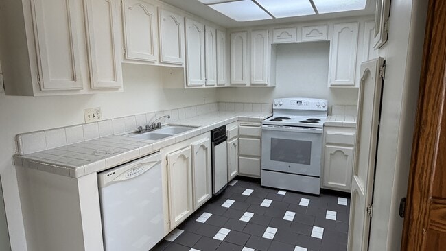 Building Photo - 2805 E 3rd St