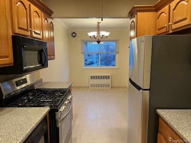 Building Photo - 21-04 Hoyt Ave S