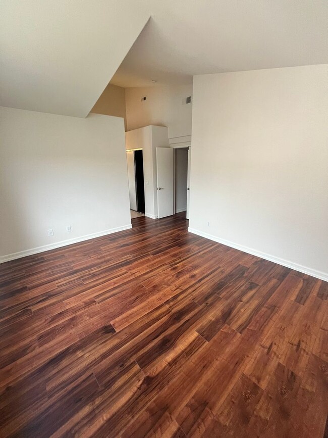 Building Photo - Spacious 3-Bedroom, 2.5-Bathroom Home