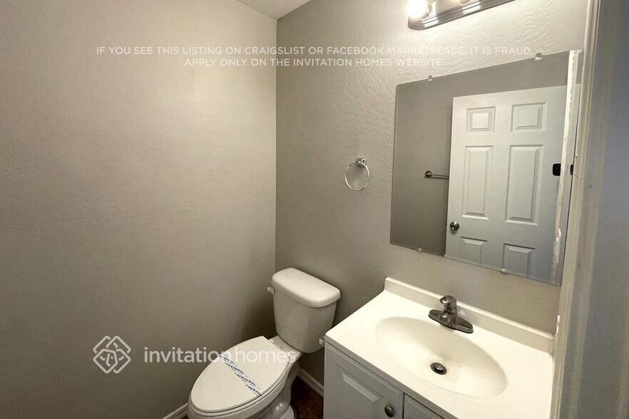 Building Photo - 1421 S 123rd Dr