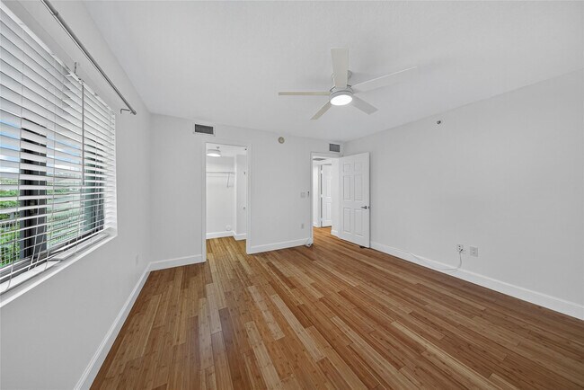 Building Photo - 900 SE 2nd St