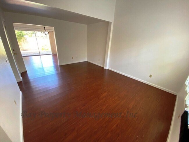 Building Photo - Rent Reduced! 3 bedroom Creekside townhouse, off Highway 68