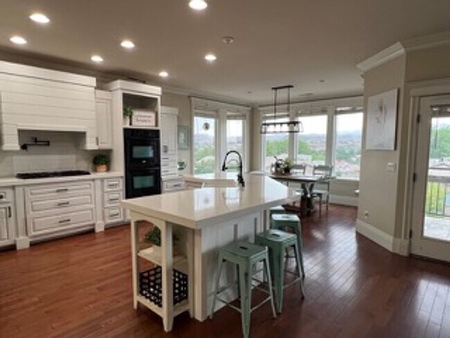 Building Photo - Very Spacious 6 bedroom home with amazing ...