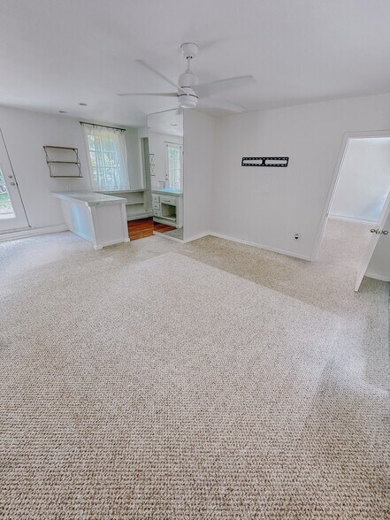 Building Photo - 835 Westmount Dr