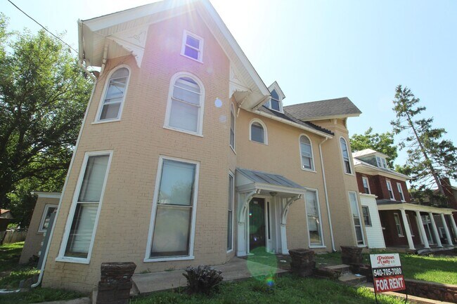 Building Photo - Downtown home for rent