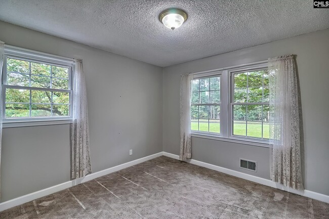 Building Photo - 221 Crooked Creek Rd