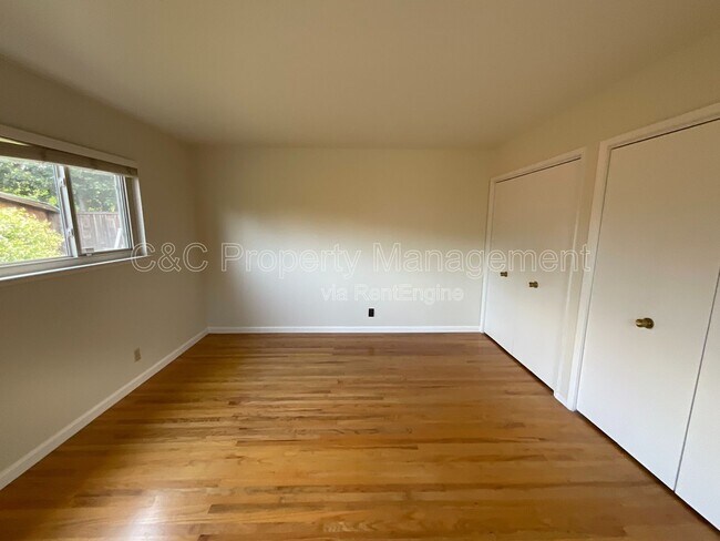 Building Photo - 1426 Ormsby Dr